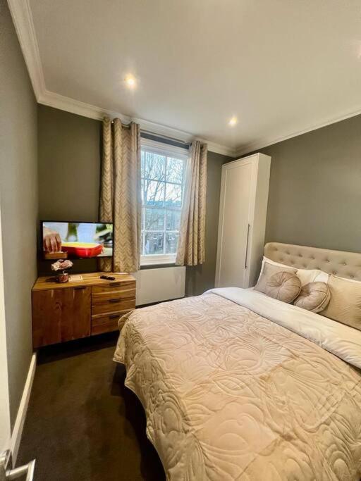 Flat In The Heart Of Holland Park Apartment